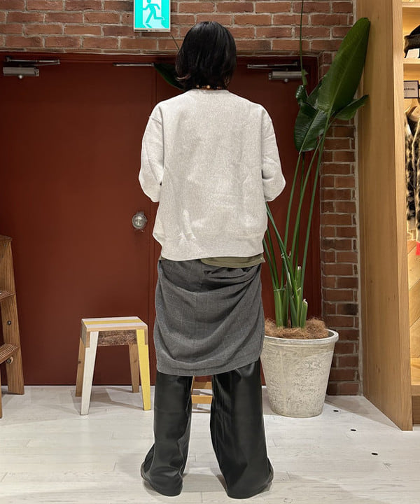 shimaさんの「BEAMS WOMEN｜【別注】Champion × MIN-NANO / ロゴ クルーネック スウェット」を使ったコーディネート
