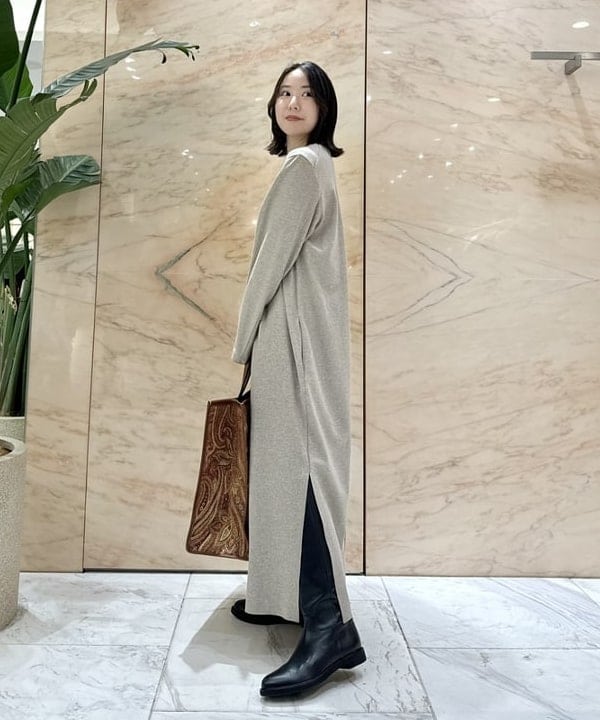 大川 美咲さんの「BEAMS WOMEN｜ATON / メリノ カレッジ ジャージ クルーネック ワンピース」を使ったコーディネート