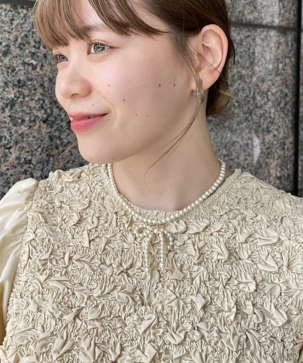 田中 里実さんの「BEAMS WOMEN｜シャーリング クルーネック ブラウス」を使ったコーディネート
