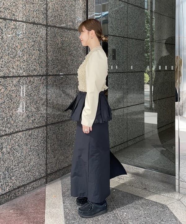 田中 里実さんの「BEAMS WOMEN｜シャーリング クルーネック ブラウス」を使ったコーディネート