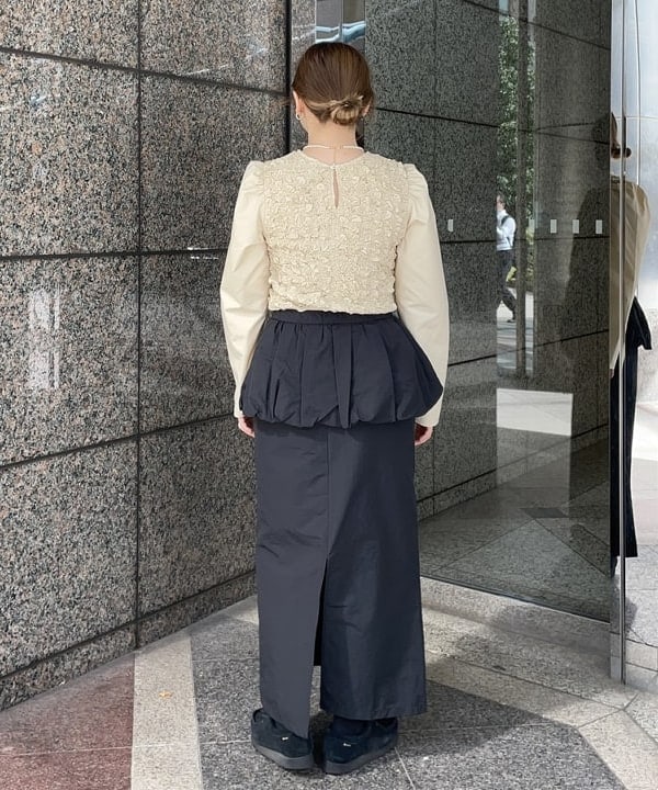 田中 里実さんの「BEAMS WOMEN｜シャーリング クルーネック ブラウス」を使ったコーディネート