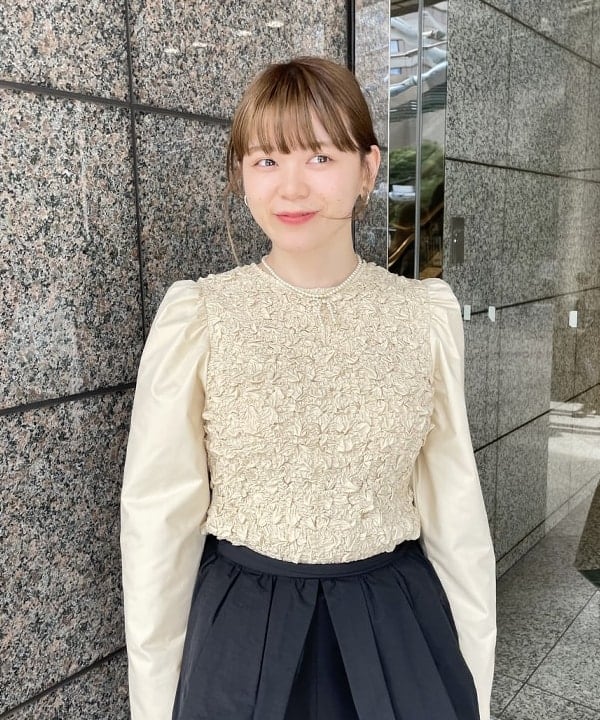 田中 里実さんの「BEAMS WOMEN｜シャーリング クルーネック ブラウス」を使ったコーディネート
