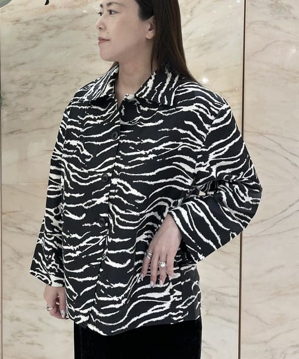関 桂子さんの「BEAMS WOMEN｜CINOH / クラッシュ ベロア ドレス」を使ったコーディネート