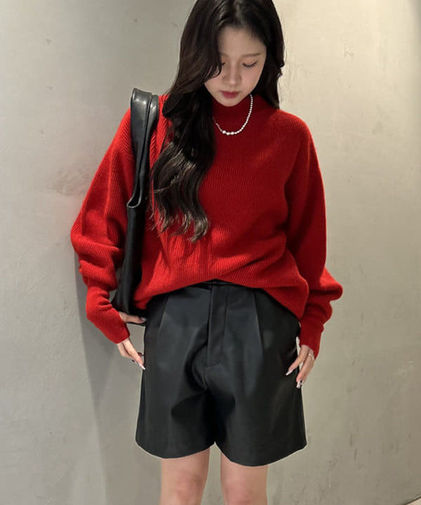 桃羽さんの「BEAMS WOMEN｜フェイクレザー ショートパンツ」を使ったコーディネート