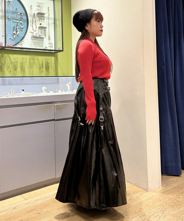 オカベ　アヤカさんの「BEAMS WOMEN｜メタリック ギャザー スカート」を使ったコーディネート