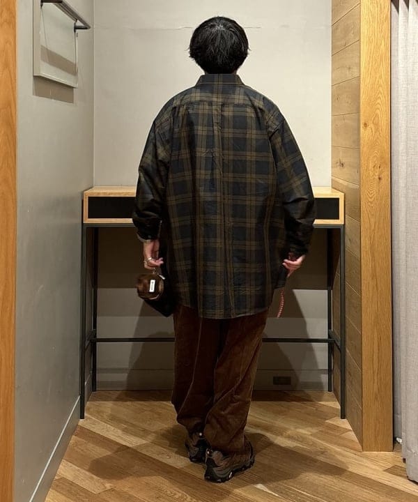 三宅 康平さんの「BEAMS WOMEN｜BEAMS PLUS / 2プリーツ コーデュロイ トラウザーズ」を使ったコーディネート