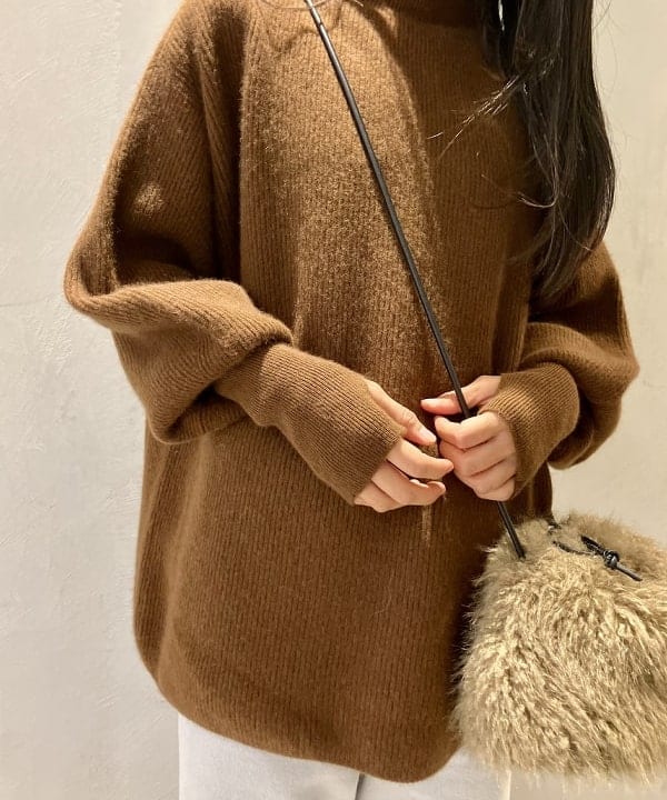 五十峯 さよさんの「BEAMS WOMEN｜フェイクファー ポーチバッグ」を使ったコーディネート