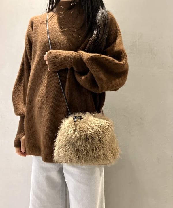 五十峯 さよさんの「BEAMS WOMEN｜フェイクファー ポーチバッグ」を使ったコーディネート