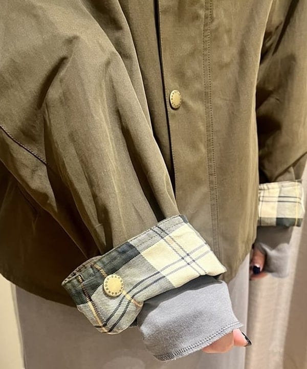 岡 妃呂美さんの「BEAMS WOMEN｜BARBOUR / 別注 TRANSPORT ジャケット」を使ったコーディネート