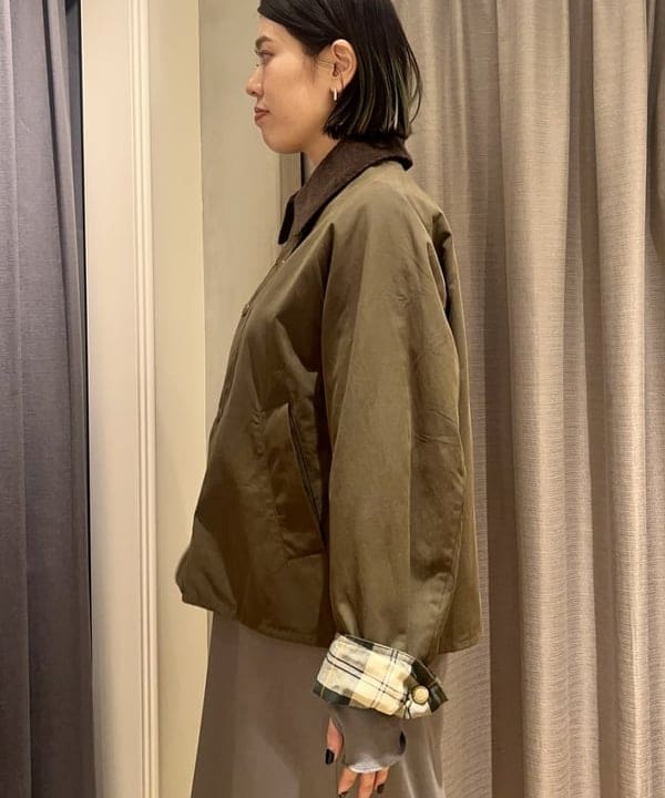 岡 妃呂美さんの「BEAMS WOMEN｜BARBOUR / 別注 TRANSPORT ジャケット」を使ったコーディネート