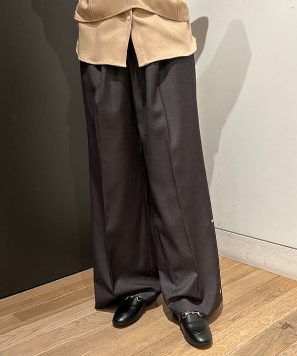 佐藤 亜美さんの「BEAMS WOMEN｜RBS / サイド タック パンツ」を使ったコーディネート