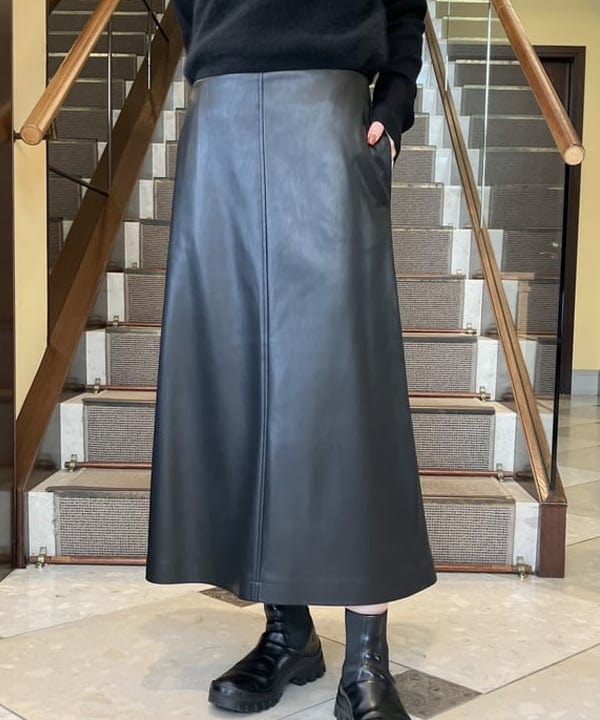 蒲原 捺美さんの「BEAMS WOMEN｜フラッフィ ボートネック プルオーバー」を使ったコーディネート