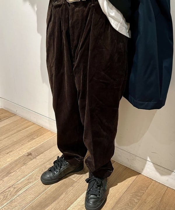 関澤 佑樹さんの「BEAMS WOMEN｜BEAMS PLUS / 2プリーツ コーデュロイ トラウザーズ」を使ったコーディネート