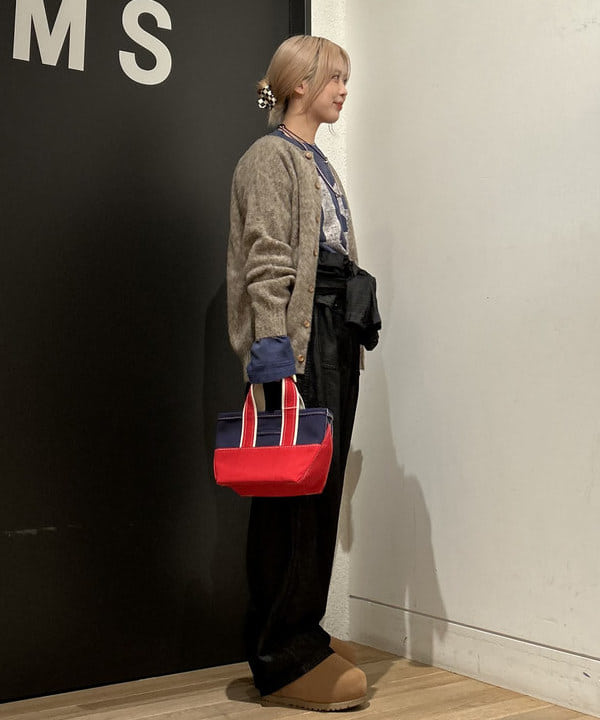 安藤 菜央さんの「BEAMS WOMEN｜L.L.Bean × BEAMS PLUS ＆ BEAMS BOY / Deep Bottom Deluxe Boat and Tote Mini」を使ったコーディネート