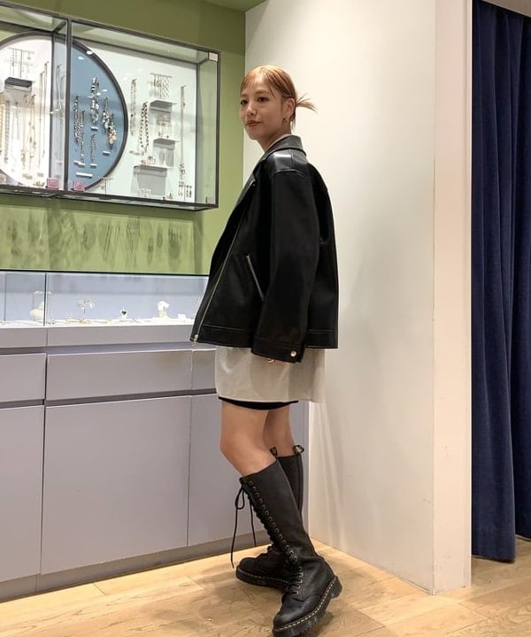 れいなさんの「BEAMS WOMEN｜▲Dr.Martens / 1B60 BEX 20 ホール ブーツ」を使ったコーディネート