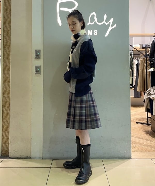 神坂 莉子さんの「BEAMS WOMEN｜スリム ニット ボーダー マフラー」を使ったコーディネート