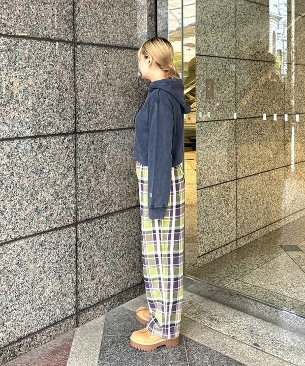 あすかさんの「BEAMS WOMEN｜ボーイ ワークチェック イージーパンツ」を使ったコーディネート