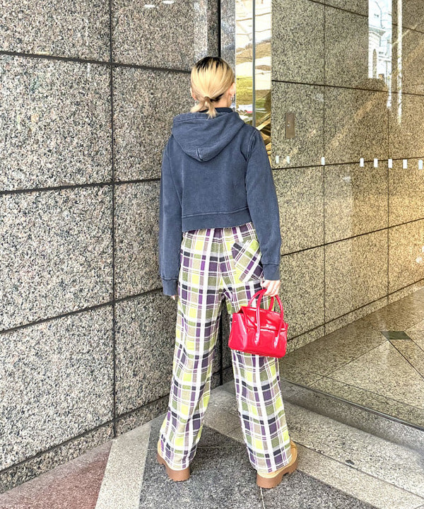 あすかさんの「BEAMS WOMEN｜ボーイ ワークチェック イージーパンツ」を使ったコーディネート