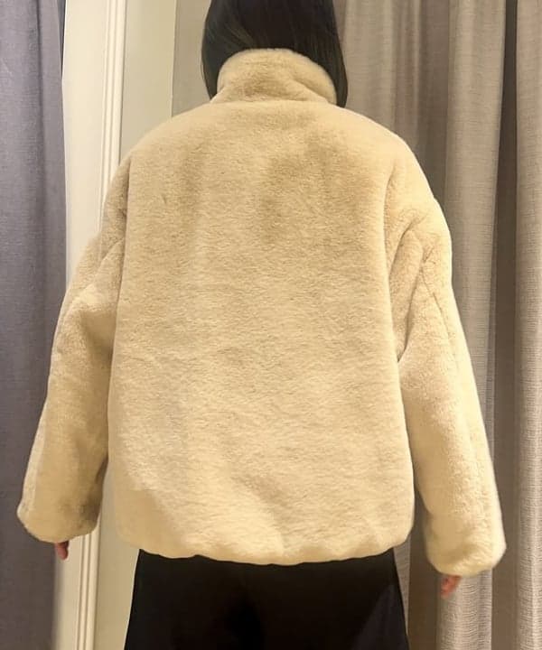 岡 妃呂美さんの「BEAMS WOMEN｜TATRAS / BARBRA ボアブルゾン」を使ったコーディネート