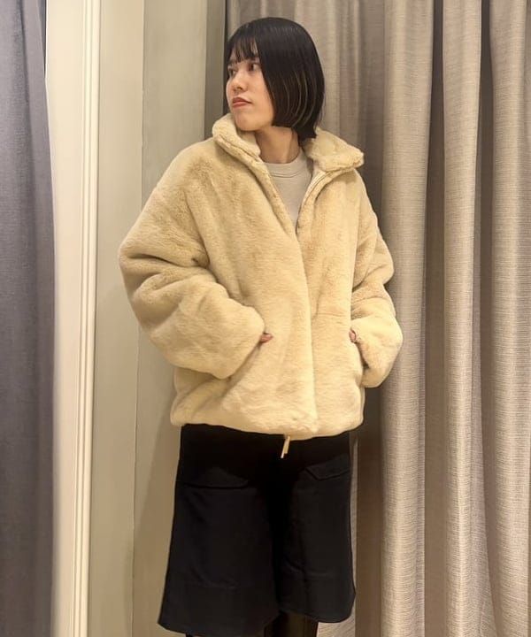 岡 妃呂美さんの「BEAMS WOMEN｜TATRAS / BARBRA ボアブルゾン」を使ったコーディネート