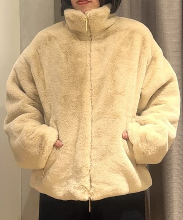 岡 妃呂美さんの「BEAMS WOMEN｜TATRAS / BARBRA ボアブルゾン」を使ったコーディネート