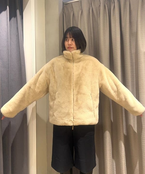岡 妃呂美さんの「BEAMS WOMEN｜TATRAS / BARBRA ボアブルゾン」を使ったコーディネート