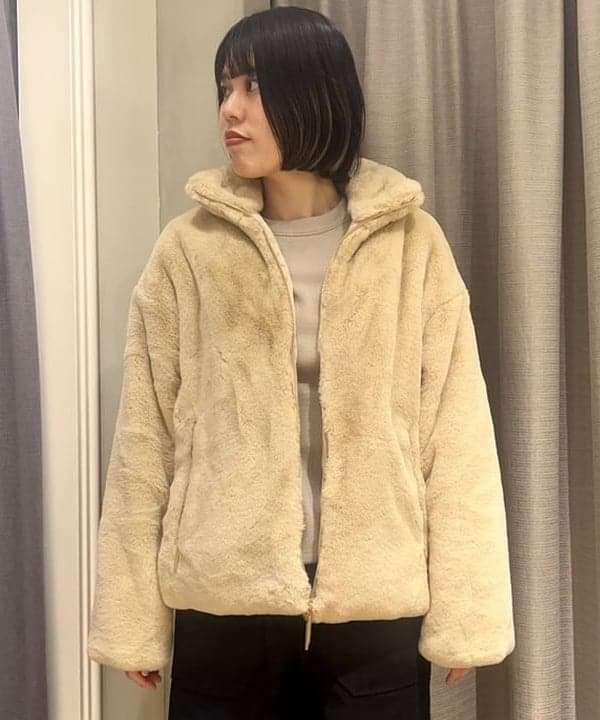 岡 妃呂美さんの「BEAMS WOMEN｜TATRAS / BARBRA ボアブルゾン」を使ったコーディネート