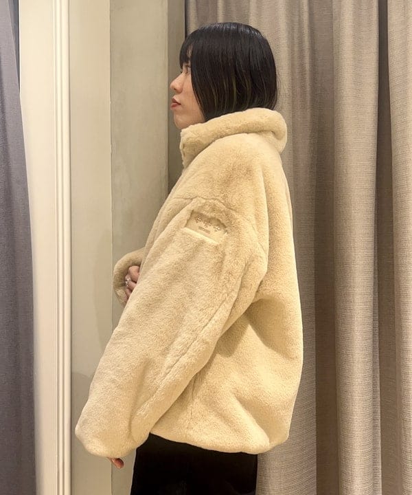 岡 妃呂美さんの「BEAMS WOMEN｜TATRAS / BARBRA ボアブルゾン」を使ったコーディネート