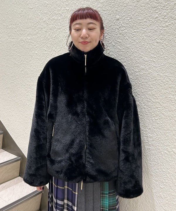 庭野 優紀さんの「TATRAS / BARBRA ボア ブルゾン」を使ったコーディネート