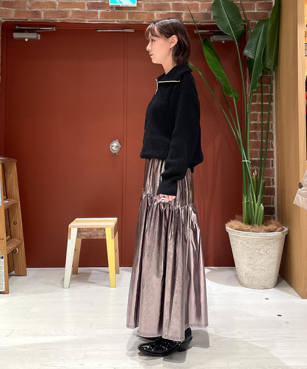 中江梨々香さんの「BEAMS WOMEN｜メタリック ギャザー スカート」を使ったコーディネート