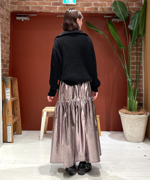 中江梨々香さんの「BEAMS WOMEN｜メタリック ギャザー スカート」を使ったコーディネート