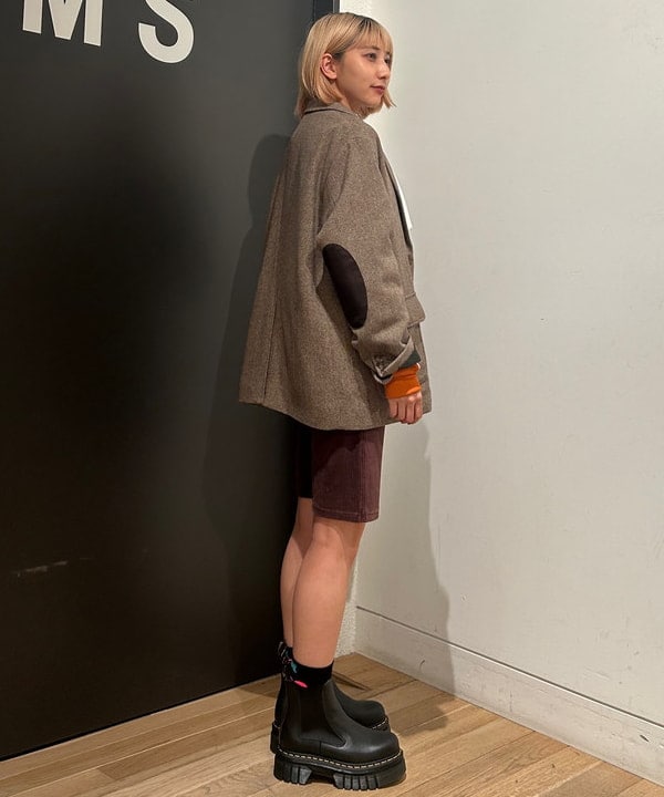 佐藤 亜美さんの「BEAMS WOMEN｜カット コーデュロイ バイカー ショーツ」を使ったコーディネート