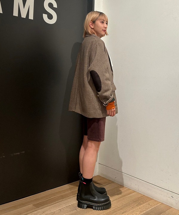 佐藤 亜美さんの「BEAMS WOMEN｜カット コーデュロイ バイカー ショーツ」を使ったコーディネート