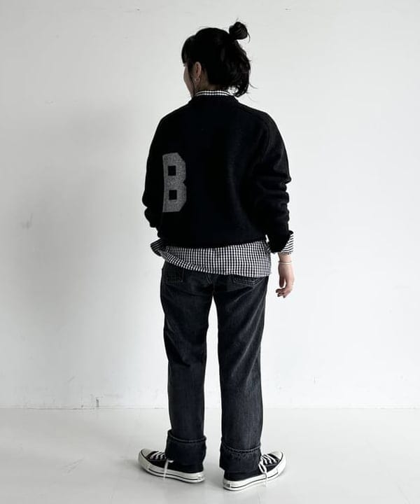 ナガオカ サキさんの「BEAMS WOMEN｜ビッグ ロゴ クルー ニット」を使ったコーディネート