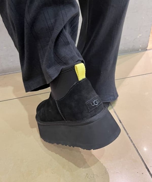 神坂 莉子さんの「BEAMS WOMEN｜【WEB限定】UGG(R) / W CLASSIC MINI DIPPER」を使ったコーディネート
