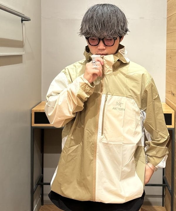 三宅 康平さんの「BEAMS WOMEN｜GRAMICCI / 別注 6ポケット カーゴパンツ」を使ったコーディネート