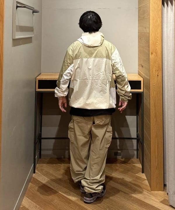 三宅 康平さんの「BEAMS WOMEN｜GRAMICCI / 別注 6ポケット カーゴパンツ」を使ったコーディネート
