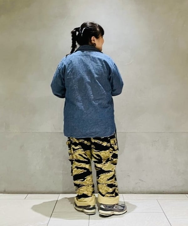 佐藤 歩さんの「BEAMS WOMEN｜BUZZ RICKSON'S / 別注 シャンブレー ロングスリーブ シャツ」を使ったコーディネート