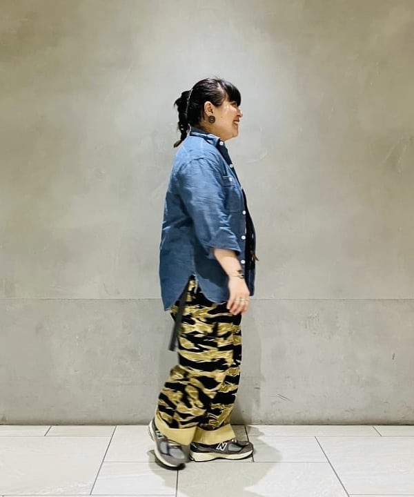 佐藤 歩さんの「BEAMS WOMEN｜BUZZ RICKSON'S / 別注 シャンブレー ロングスリーブ シャツ」を使ったコーディネート