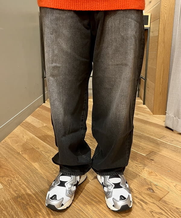 新里 京介さんの「BEAMS WOMEN｜BEAMS / ワイドフィット デニムパンツ」を使ったコーディネート