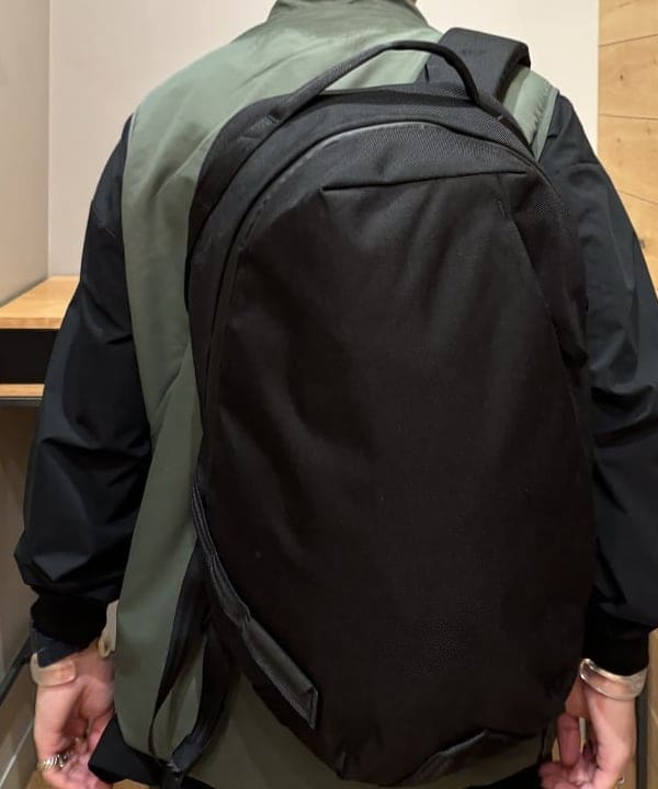三宅 康平さんの「BEAMS WOMEN｜ABLE CARRY / Daily Plus Cordura Black」を使ったコーディネート