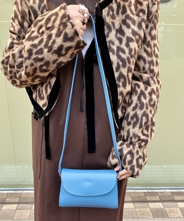 吉田　真実さんの「フェイクレザー Vネック ノースリーブ ワンピース」を使ったコーディネート