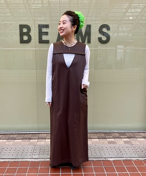 吉田　真実さんの「フェイクレザー Vネック ノースリーブ ワンピース」を使ったコーディネート