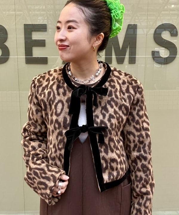 吉田　真実さんの「フェイクレザー Vネック ノースリーブ ワンピース」を使ったコーディネート