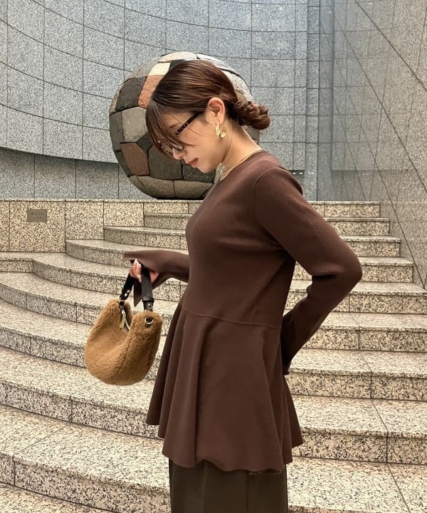 大槻 まひろさんの「BEAMS WOMEN｜バックル 2タック ワイドパンツ」を使ったコーディネート