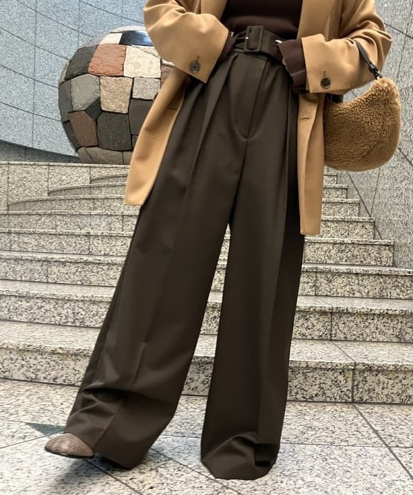 大槻 まひろさんの「BEAMS WOMEN｜バックル 2タック ワイドパンツ」を使ったコーディネート