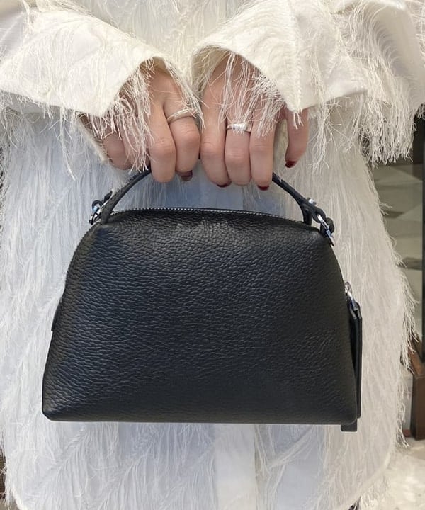 蒲原 捺美さんの「BEAMS WOMEN｜GIANNI CHIARINI / ALIFA レザーショルダーバッグ S」を使ったコーディネート