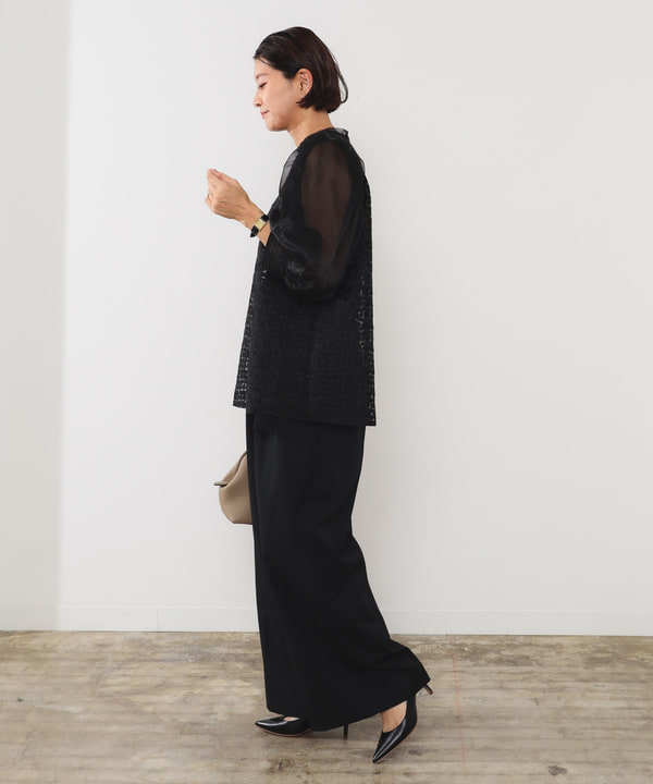 桑原 ふみさんの「BEAMS WOMEN｜エンブロイダリー パフスリーブ ブラウス」を使ったコーディネート