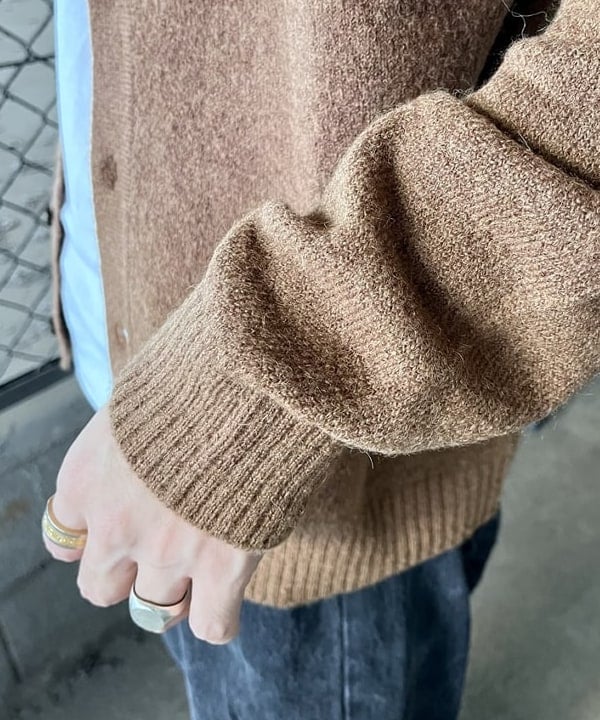 槙山 賢斗さんの「BEAMS WOMEN｜7ゲージ  アルパカ ニット ポロ カーディガン」を使ったコーディネート