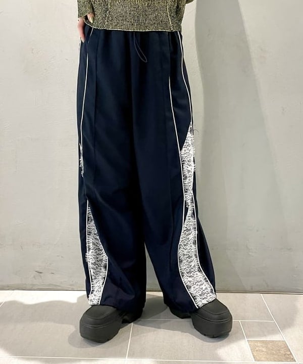 カタヤマ アヤさんの「BEAMS WOMEN｜サイド レース ラインパンツ」を使ったコーディネート